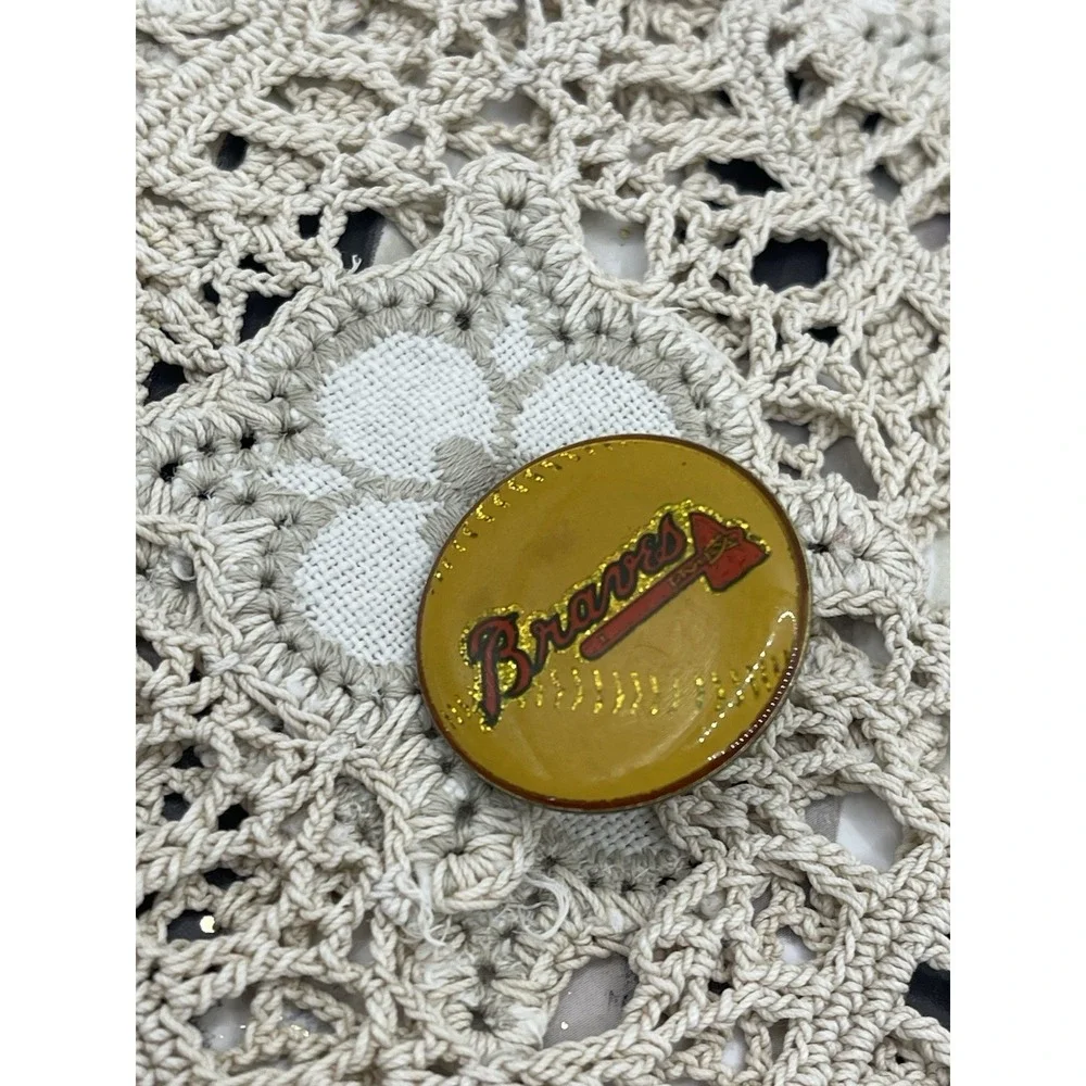 VTG Lapel Hat Pin Pinback Gold‎ Tone Round MLB Atlanta Braves Glossy